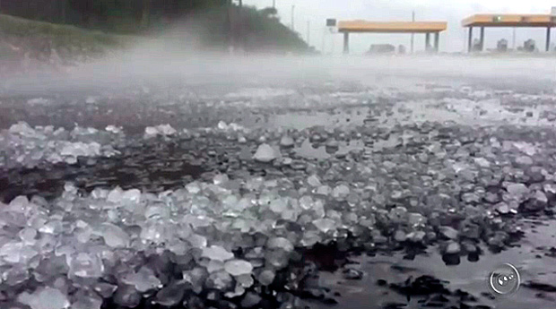 Pedras de granizo invadiram algumas rodovias no interior de São Paulo (Foto: Reprodução TV TEM)